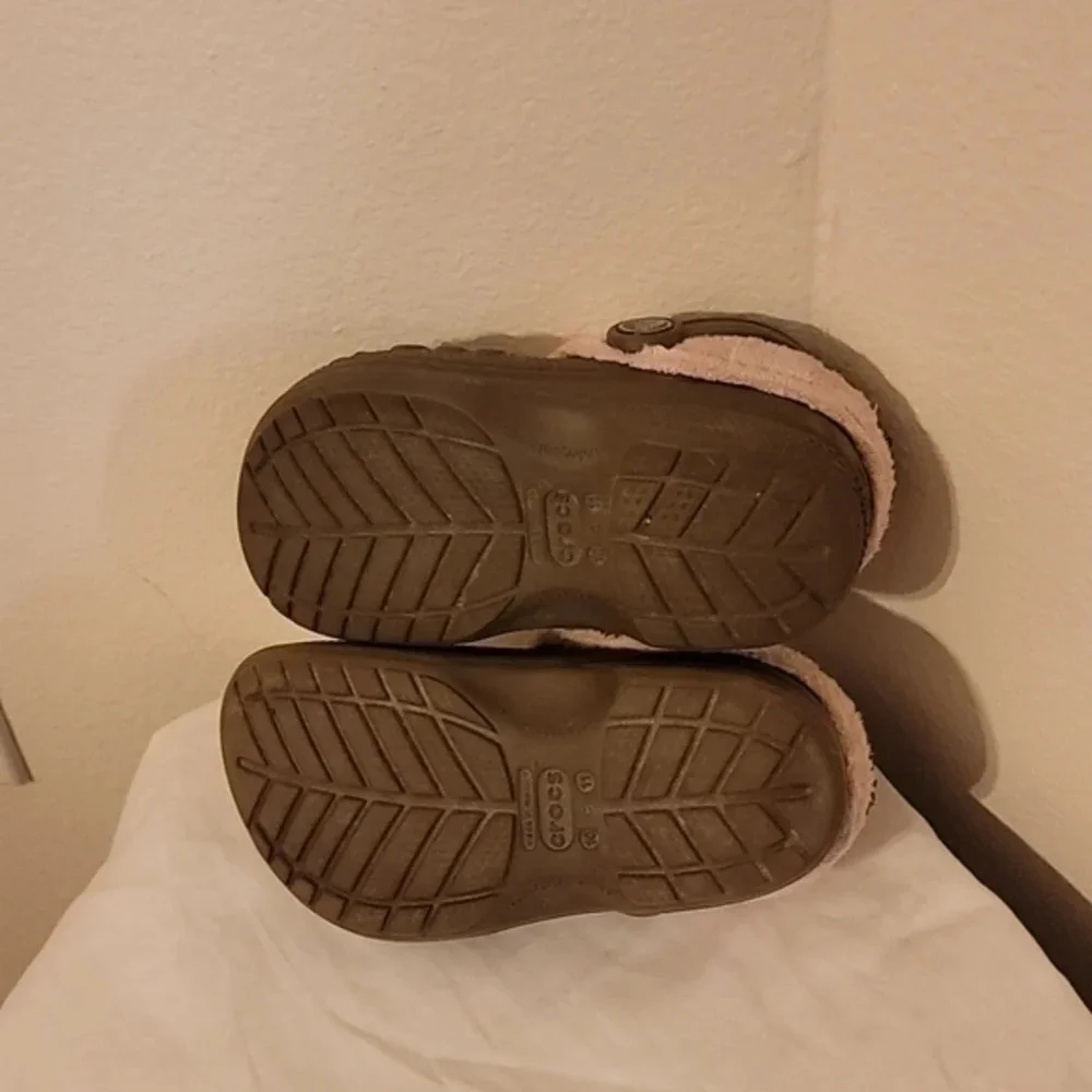 CHILDREN'S CLASSIC‎ CROC - BROWN WITH PINK FLEECE LINING (sz 10-11)